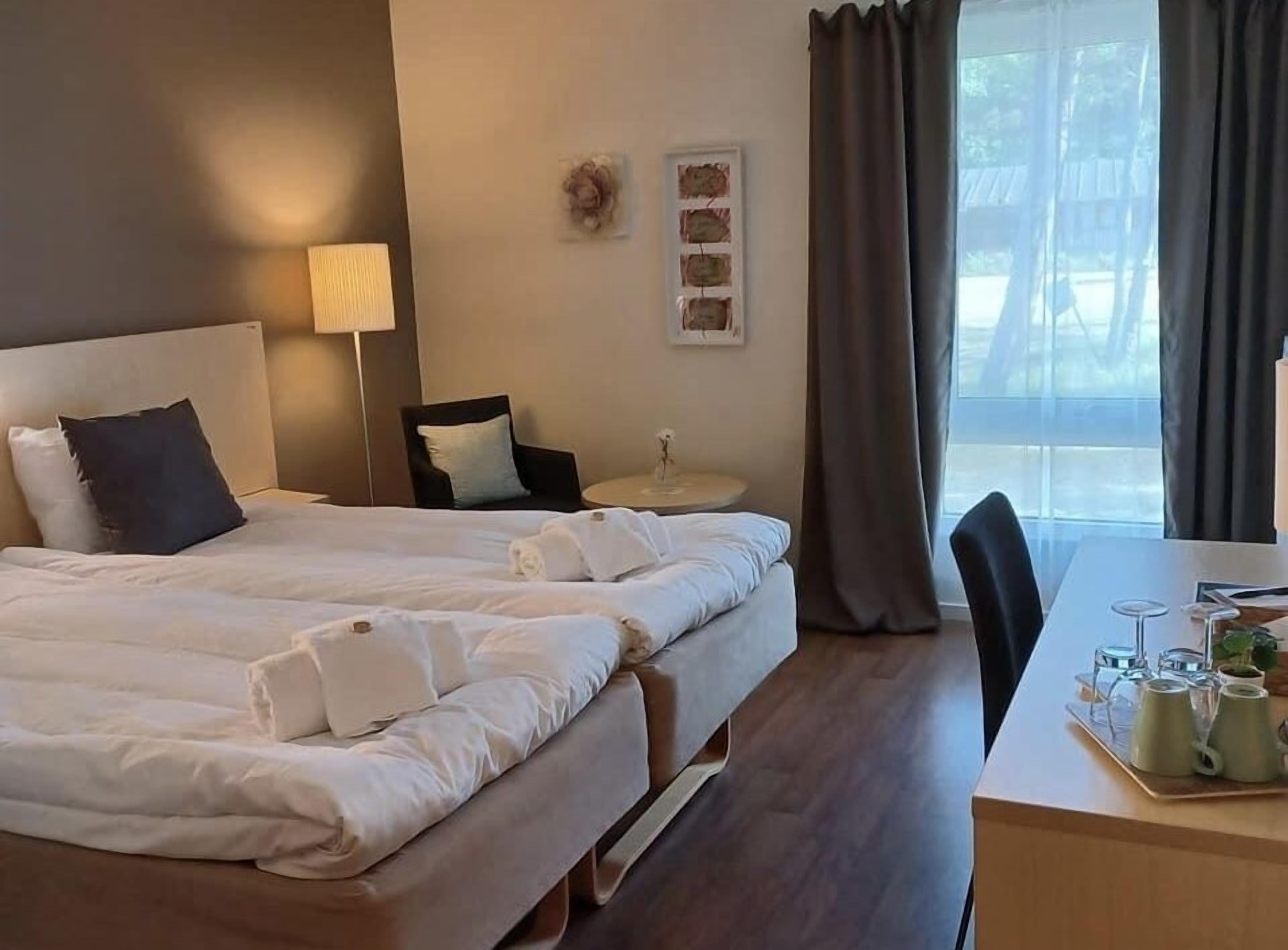 Desk, soundproofing, free WiFi, bed sheets