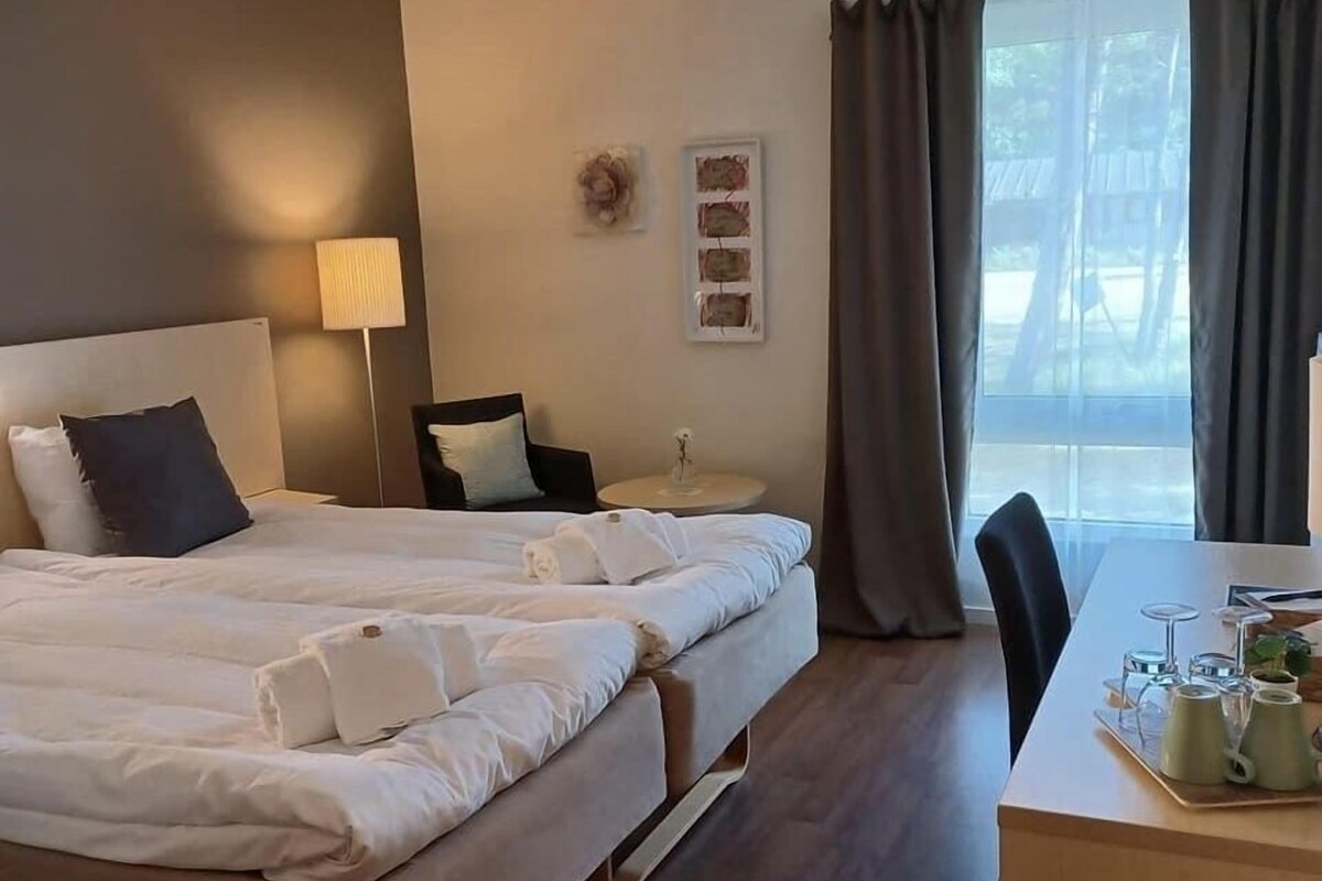 Desk, soundproofing, free WiFi, bed sheets