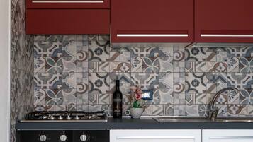 Een koelkast, een oven, een kookplaat, een vaatwasser