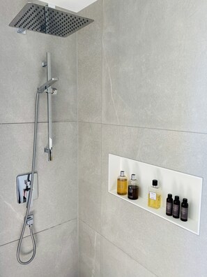 Badewanne, Haartrockner, Handtücher, Seife