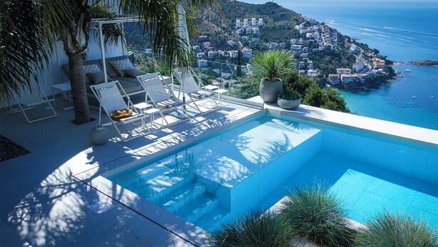 A modern infinity pool with a clear view of the coastline and town. - Villa Bianca, luxury overlooking Canyelles petites beach. Heated pool (Roses)
