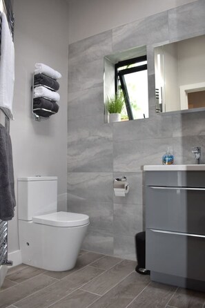Apartment | Bathroom | Combined shower/bathtub, deep-soaking bathtub, hair dryer, towels - The View, Charming 2-bed Apartment in Shaftesbury, (Shaftesbury)