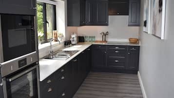 Apartment | Dapur peribadi | Peti sejuk, ketuhar gelombang mikro, ketuhar, dapur