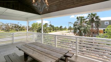 Casa, varias camas (Anchored Inn) | Restaurante al aire libre