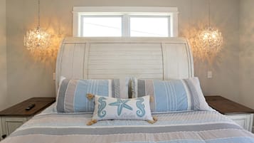 Casa, varias camas (Anchored Inn) | 4 dormitorios, decoración individual, mobiliario individual