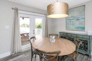 Casa, varias camas (Anchored Inn 3) | Restaurantes