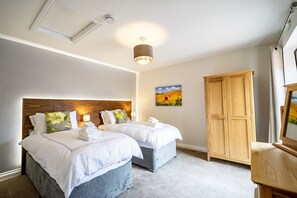 2 habitaciones y tabla de planchar con plancha 