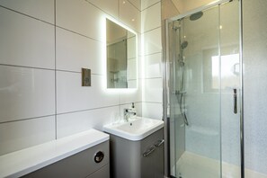 Dusche, Haartrockner, Handtücher