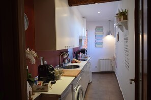 Réfrigérateur, micro-ondes, plaque de cuisson, cafetière/bouilloire