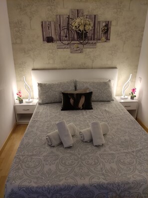 2 chambres, fer et planche à repasser, lit parapluie, Wi-Fi gratuit