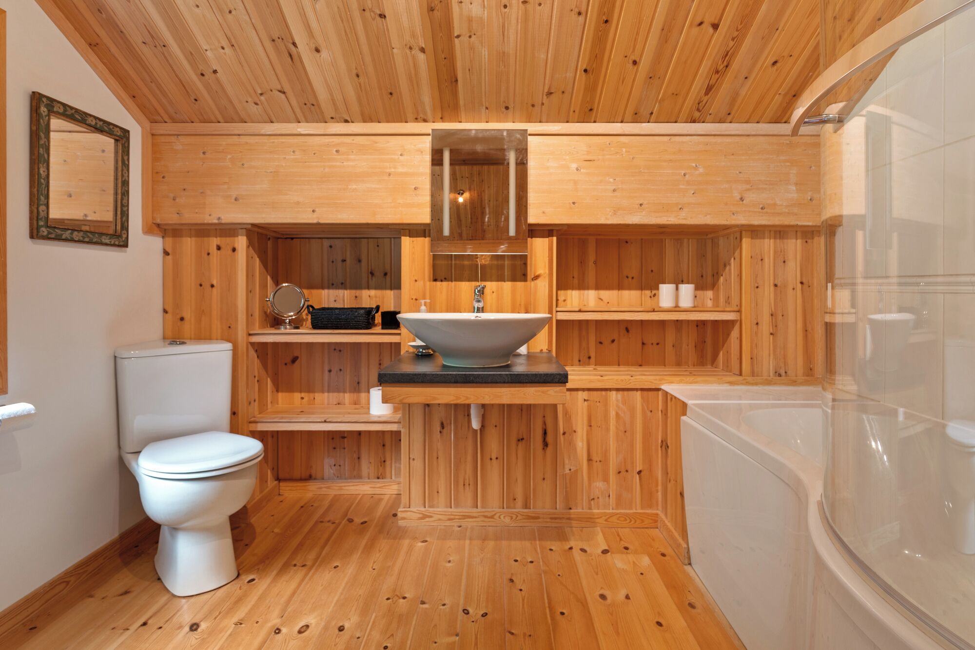 Combined shower/bathtub, towels