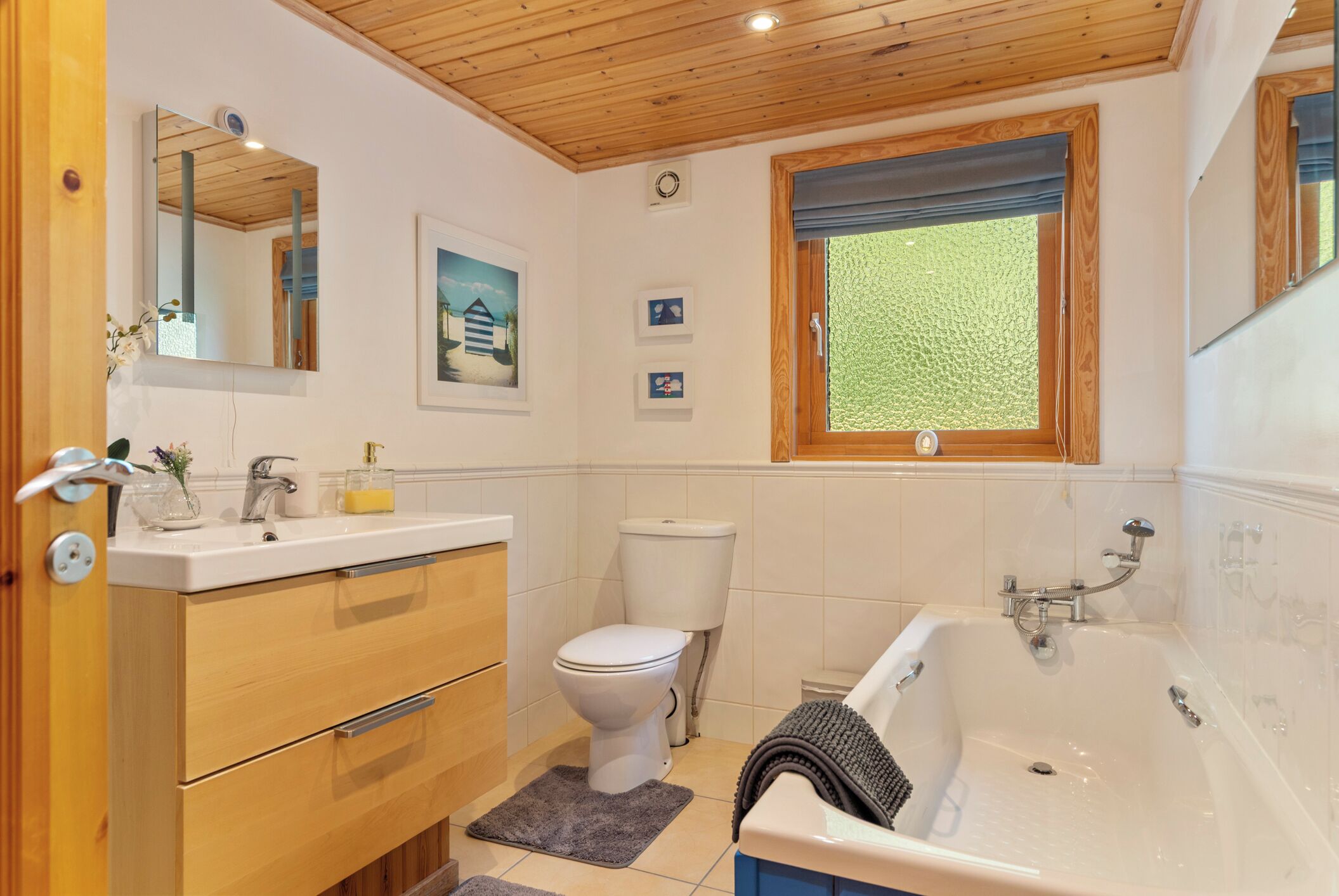 Combined shower/bathtub, towels