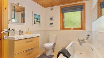 Combined shower/bathtub, towels