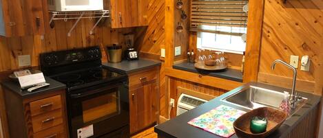 Refrigerador, microondas, placa de cocina, cafetera/tetera