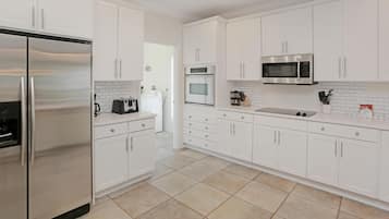 House, Multiple Beds (Big Chill) | Private kitchen