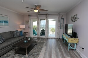 Appart'hôtel, 1 très grand lit et 1 canapé-lit (Beach Destiny) | Coin séjour