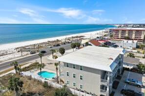 Un hôtel situé en bord de mer, doté d’une piscine, d’un parking et offrant une vue sur la plage et l’océan.