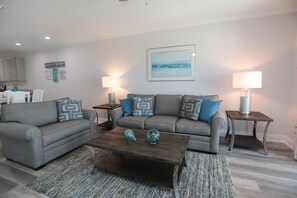 公寓客房, 1 張特大雙人床和 1 張沙發床 (Beach Destiny) | 起居區