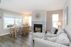 Casa de ciudad, varias camas (Buckeye Beach House) | Área de sala de estar