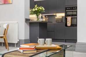 Kühlschrank, Mikrowelle, Ofen, Geschirrspüler