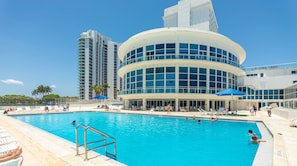 Property entrance - Dilo Apartments (Miami Beach)