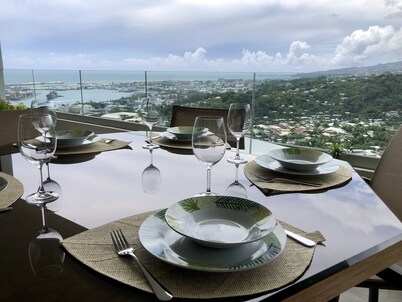 Alicia's Sky flat, on the heights with nice view on the sea and Papeete