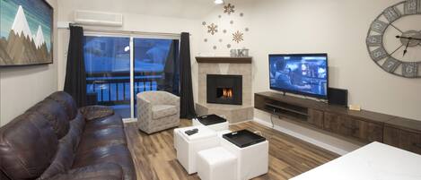 Living area | Smart TV, fireplace