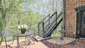 Outdoor dining - Courtyard Studio at Bancroft Manor. Cozy Retreat! (Lusby)