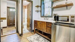Interior - Courtyard Studio at Bancroft Manor. Cozy Retreat! (Lusby)