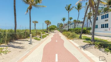 Aan het strand, wit zand