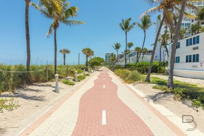 On the beach, white sand - Blue Ocean Apartments (Miami Beach)