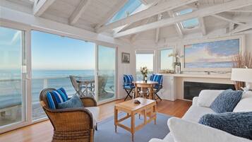 Televisión, chimenea y estéreo