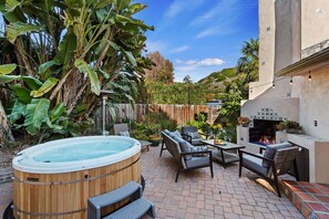 Terrace/patio - Central to adventures in the Mesa, close to beach (Santa Barbara)