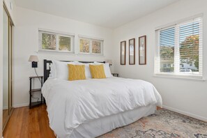 3 bedrooms, iron/ironing board, internet, bed sheets