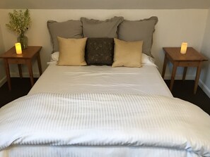 5 bedrooms, desk, WiFi, bed sheets - Vashon Farmhouse  (Vashon)