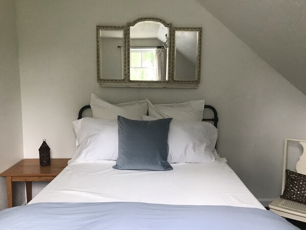 4 bedrooms, desk, WiFi, bed sheets