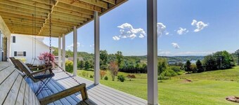 Norris Lake home w/boat slip at Sugar Hollow Marina, close to golf and winery