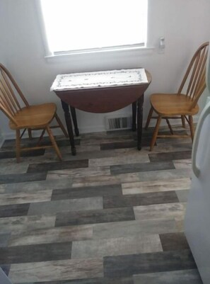 Interior - Popular Edgewater Neighborhood. (Rockford)