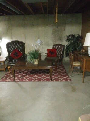 Interior - Popular Edgewater Neighborhood. (Rockford)