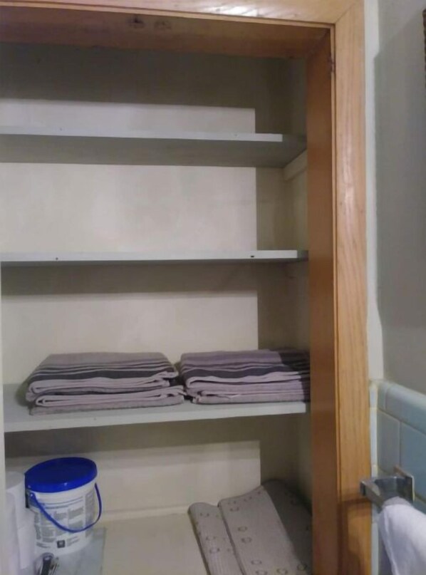 Interior - Popular Edgewater Neighborhood. (Rockford)