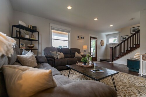 3 BR in Heart of Downtown Plymouth House- Walking distance restaurants and shops