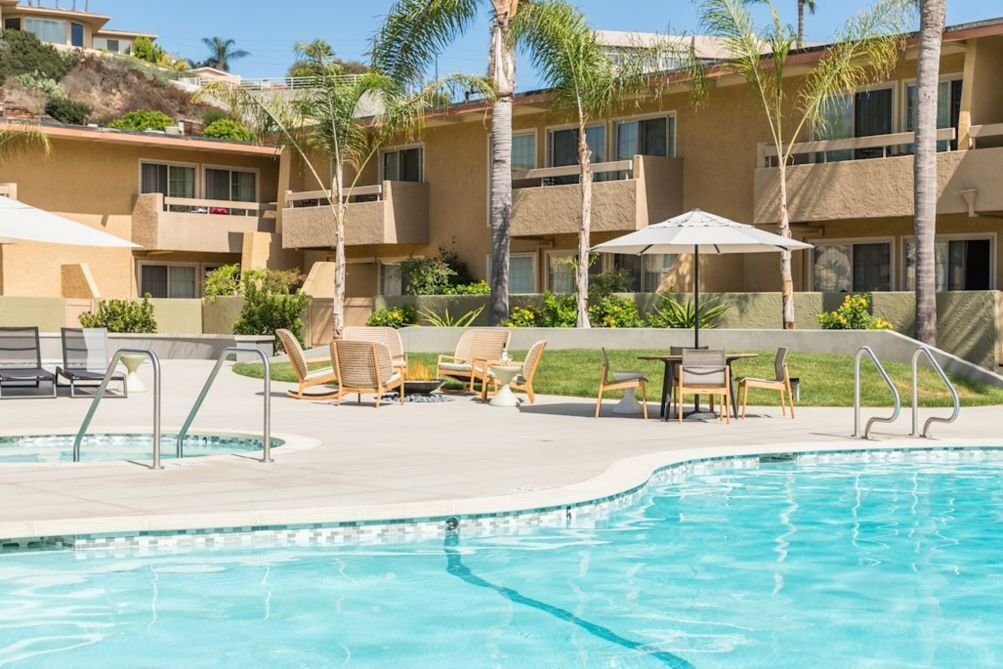 Elegant Studio with Pool Table and Outdoor Pool