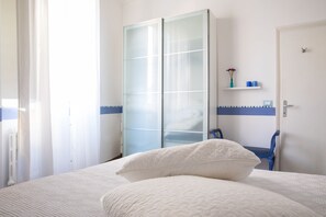 1 quarto, escrivaninha, ferros/tábuas de passar roupa, berço de viagem