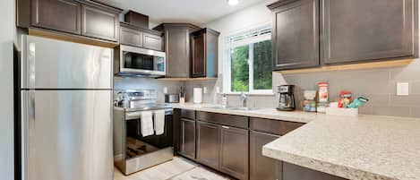 Refrigerador, microondas, horno, placa de cocina