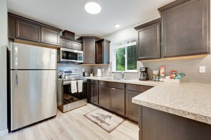 Jääkaappi, mikroaaltouuni, uuni, liesi