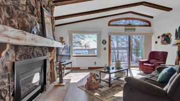 Una Smart TV, una chimenea