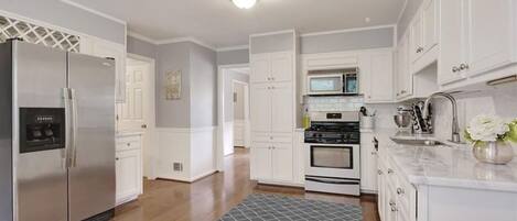 冰箱、微波炉、烤箱、炉灶