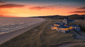 Propiedad costera con vista a la playa, varias casas y un destacado pabellón.