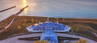 Lake Michigan & channel, Saugatuck. 8 bedrooms, heated pool in season, hot tub.