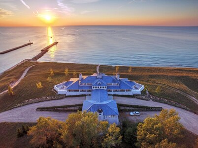 Lake Michigan & channel, Saugatuck. 8 bedrooms, heated pool in season, hot tub.